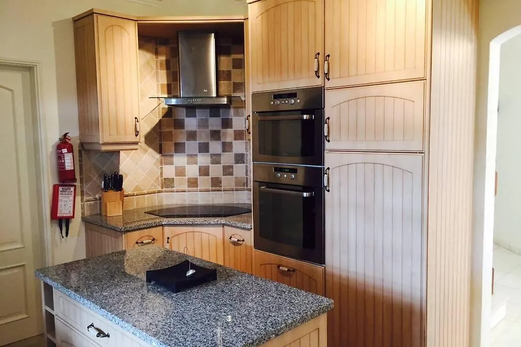 4 Bedroom Detached Private Villa With Swimming Pool And Mature Garden Vilamoura