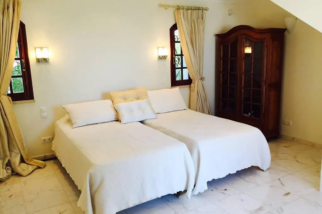 4 Bedroom Detached Private Villa With Swimming Pool And Mature Garden Vilamoura